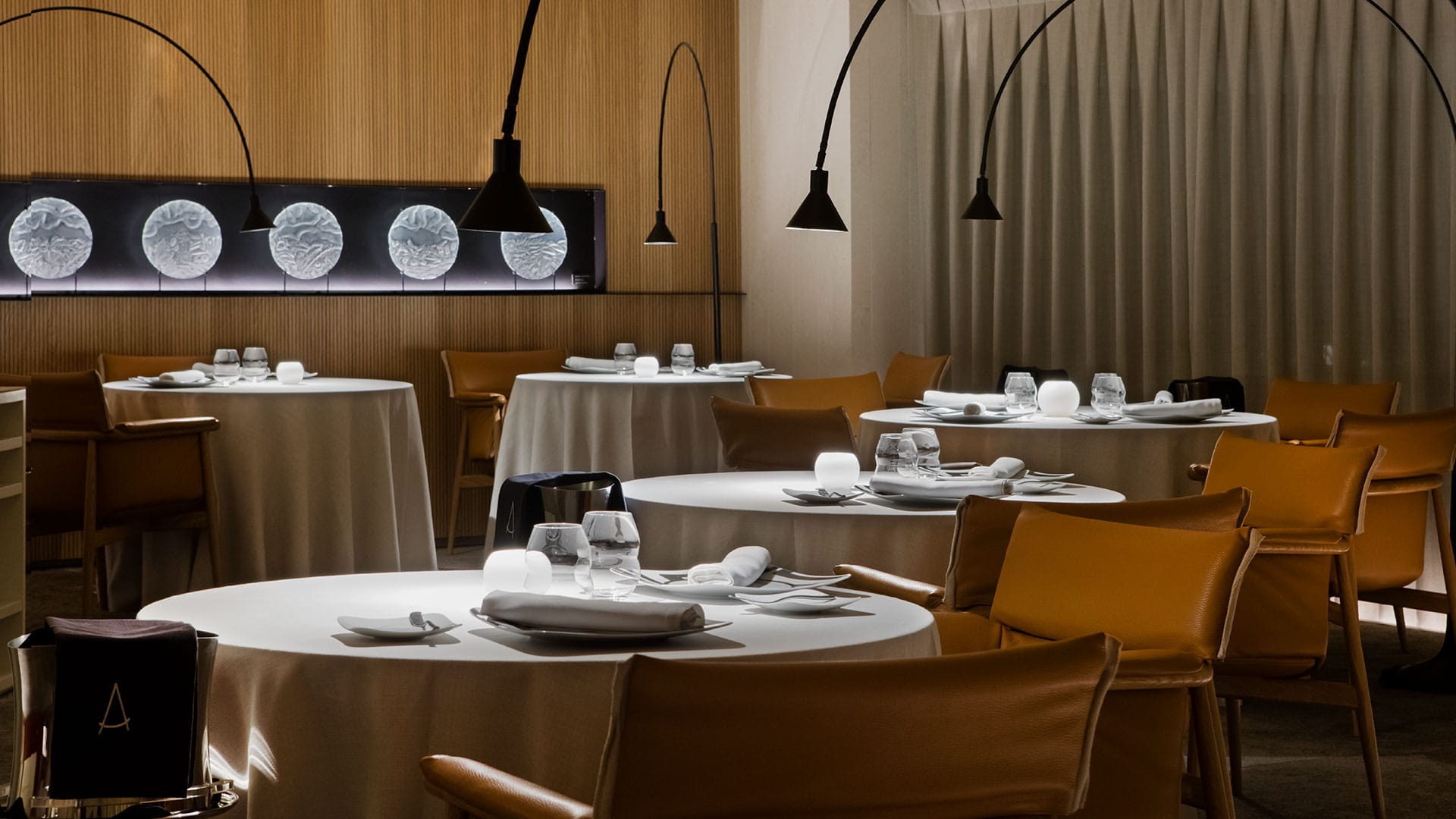 Angle Restaurant / Cram Hotel