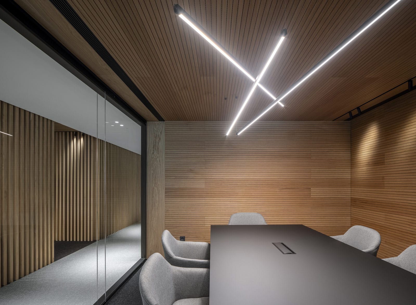 Sala de reuniones con paredes de cristal y superficies reflectantes