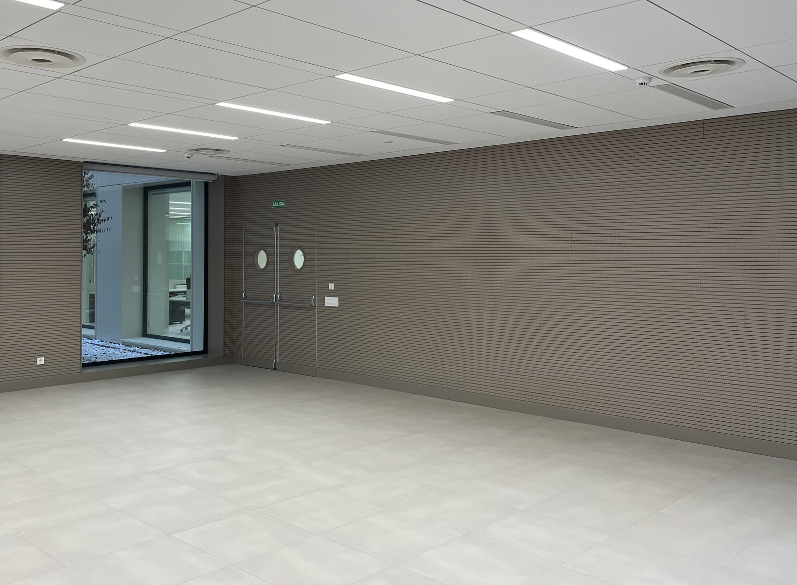 Sala de eventos y reuniones en edificio administrativo